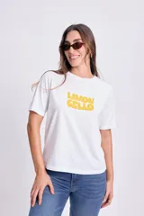 Remera blanca de algodón con estampa amarilla con el texto "Limoncello".
