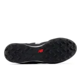 Championes New Balance modelo 442 para fútbol, color negro con logo "N" blanco en el lateral. Presentan suela con tapones bajos para césped artificial o superficies duras y detalles en blanco en el talón y entresuela.