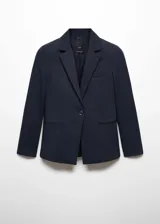 Blazer azul marino de corte entallado, con cuello de solapa de muesca, manga larga, hombros estructurados, dos bolsillos de ribete en la parte delantera, detalle de pinzas, abertura posterior y forro interior.