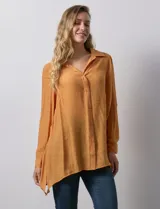 Camisa larga de rayón marca Robert Louis, con estampado a rayas verticales en tonos coral y blanco. Tiene cuello con solapa, abertura central con botones, mangas largas regulables con presilla y botón, y tajos laterales.