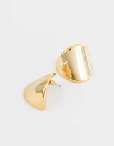 Par de aros dorados con forma de corazón y cierre a presión.