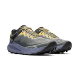 Zapatillas de trail running Merrell Nova 4, color gris con detalles en negro, amarillo y celeste.
