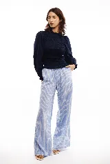 Pantalón de lino azul marino, de corte ancho y cómodo, con cintura elástica ajustable con cordón.