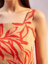 Musculosa blanca de lino con breteles anchos y escote cuadrado.