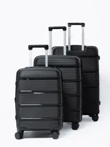 Valija rígida de viaje color negro con diseño de líneas horizontales en relieve. Cuenta con manija retráctil, cuatro ruedas con giro de 360°, candado de seguridad y organizadores internos.