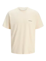 Camiseta de manga corta color crema, con cuello redondo y calce relajado. Presenta un pequeño logo de Jack & Jones estampado en el pecho y un estampado grande en la espalda.