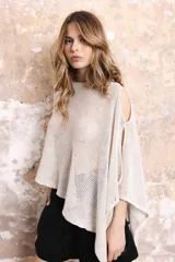 Poncho tejido en lino color crudo con lurex. Diseño oversize.