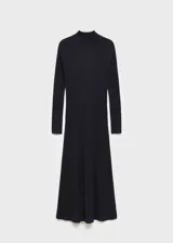 Vestido midi negro de tejido de punto acanalado, con cuello alto y mangas largas.