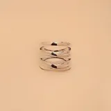 Anillo ancho de plata 925 con diseño de bandas cruzadas.