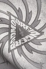 Remera gris de corte amplio con estampado del logo de la banda Soundgarden y la fecha de un concierto.