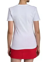 Remera blanca de algodón con cuello redondo y mangas cortas. Estampado frontal con el logo "CK Calvin Klein Jeans" en negro.