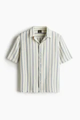 Camisa de manga corta con cuello resort, a rayas verticales color celeste y beige.
