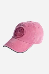 Gorro con visera color gris con logo bordado en el frente y hebilla ajustable en la parte posterior.