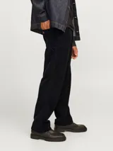 Pantalón de pana negro, corte recto, con bolsillos traseros y frontales, cierre con cremallera y trabilla para martillo.