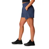 Short de mujer Columbia color azul marino, con tecnología de repelencia avanzada Omni-Shield, cintura elástica, bolsillos laterales y bolsillo trasero con cierre de seguridad.
