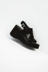 Sandalias negras de plataforma con dos tiras anchas sobre el empeine y hebilla lateral.