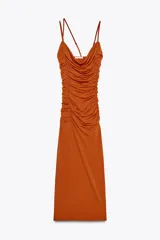 Vestido largo color ladrillo con escote drapeado, tirantes finos ajustables y detalle de frunces en todo el cuerpo.