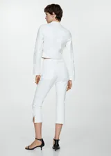 Chaqueta blanca de algodón estilo tejano vaquero, con cuello mao, cierre delantero con cremallera, diseño biker entallado y manga larga.
