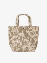 Bolso tote Carhartt WIP modelo Jakob, con estampado de camuflaje en tonos beige y marrón. Confeccionado en lona de poliéster reciclado, con doble asa corta y bolsillo frontal con cierre de botón a presión.