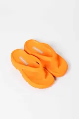 Sandalia tipo ojota color naranja con plataforma track.