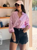 Short de jean negro con roturas y terminaciones desflecadas. Tiro alto y calce ajustado.