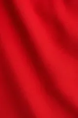 Vestido corto rojo de manga larga con escote redondo y cinturón fino para atar a la cintura.