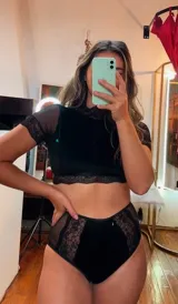 Conjunto de top con cuello y bombacha tiro alta de terciopelo, microtul y encaje elastizado.