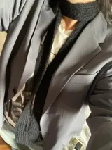 Bufanda angosta color marrón de poliéster.