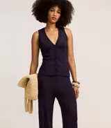 Pantalón pantalona azul marino de ribana con textura acanalada y cintura elástica.