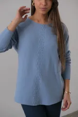 Sweater celeste de punto con corte recto y cuello redondo. Presenta detalle de líneas verticales formadas con el mismo hilado en la parte delantera.