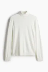 Polera blanca de punto fino, cuello alto, corte ajustado y mangas largas.