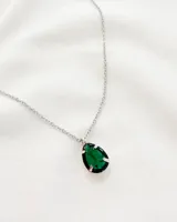 Collar plateado con dije en forma de lágrima con piedra color esmeralda.