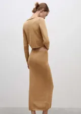 Falda midi color beige de tejido de punto grueso con forro interior y cintura elástica con lazo.