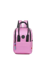 Mochila rosa acolchada con detalles en negro, con correa desmontable y capacidad para termos de hasta 1.5 litros.