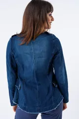 Chaqueta de jeans azul con corte victoriano, cuello mao, botones plateados y terminaciones desflecadas.
