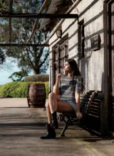 Remera de hilo tejido a rayas horizontales color beige y negro, de mangas cortas y corte suelto.