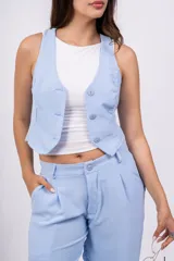 Chaleco celeste con botones, sin mangas y corte crop.