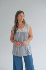 Musculosa de lino italiano con estampado de rayas verticales en azul y blanco.