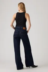 Pantalón de jean de tiro alto, corte recto y color azul oscuro.