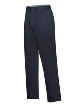 Pantalón de gabardina azul marino con tratamiento antiarrugas, calce modern fit, tiro medio, cierre con broche y botón, dos bolsillos laterales y dos bolsillos traseros.