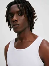 Musculosa básica de hombre color azul oscuro.