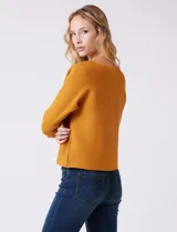Buzo de tejido acanalado color mostaza, con escote tipo bote y mangas 3/4 estilo japonés.