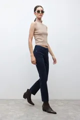 Pantalón recto de vestir color azul marino.