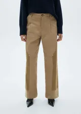 Pantalón de tiro alto color beige con paneles laterales en contraste color marrón. Diseño recto con bolsillos laterales y traseros.