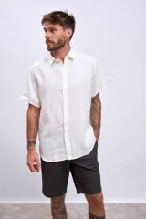 Camisa celeste de lino, de corte clásico, manga corta y cuello italiano.