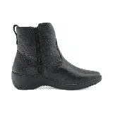 Bota corta negra de cuero con cierre lateral y detalle de tres remaches en el lateral exterior.