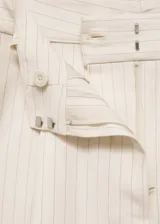 Short de vestir color crudo con finas rayas verticales, tiro alto, corte recto y bolsillos laterales.