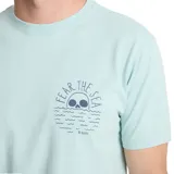 Remera celeste de manga corta con cuello redondo y estampado en el pecho de un paisaje marino con una calavera y la frase "Fear The Sea".
