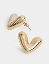 Par de aros pasantes dorados con forma de corazón, de metal pulido con cierre a presión.