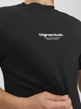 Camiseta negra de manga corta y cuello redondo con estampado en relieve.